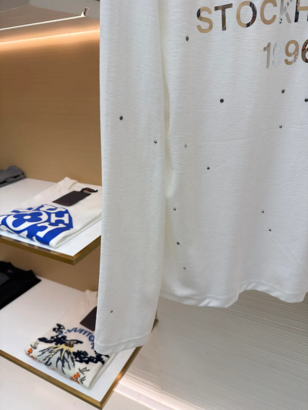 Acne Studios laser hot rhinestone long sleeves ●Original version: Purchased and developed by 3829 ●Item number: 1682157-A15 ●Fabric: linen fabric ●Technology: Printed heat transfer ●Color: white ●Type: loose version ●Weight: about 215 grams ●Size: S-M-L ●Description: The original version was purchased from Hangzhou National Specialty School for 4700. The fabric is made of 85% cotton + 15% linen. Printed heat transfer technology + imported laser material. It is paired with positioning hot-drilling technology. Customized accessories. Same style for men and women. Full of street feel. The workmanship details are very good. The overall wiring is straight and delicate, the fabric is comfortable and soft, and the color is consistent without color difference. It can be matched with the same style to create a fashionable look and control various occasions. Customized accessories, complete with three standards, same style for men and women!